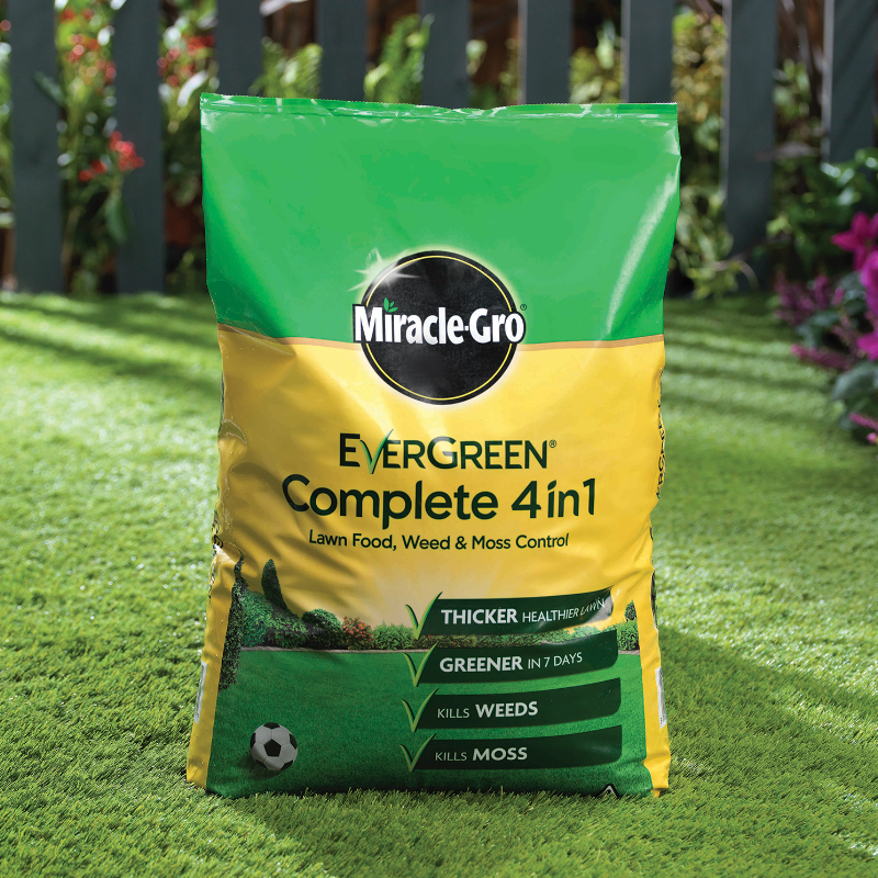 Miracle-Gro Complete 4-in-1 feed and weed lawn nutrient